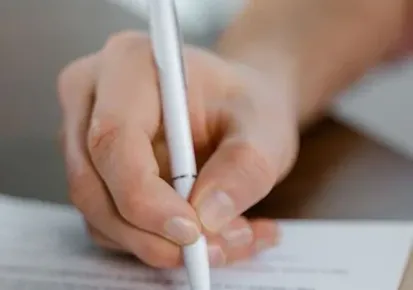 Pessoa assinando o contrato social da empresa