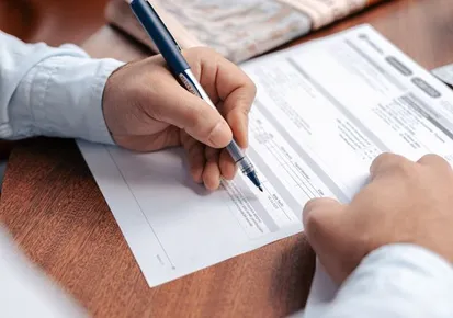 Pessoa preenchendo a declaração de Imposto de Renda