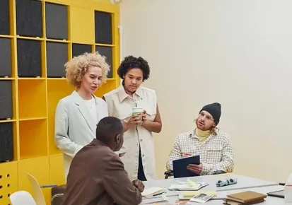 Equipe reunida discutindo o planejamento da empresa