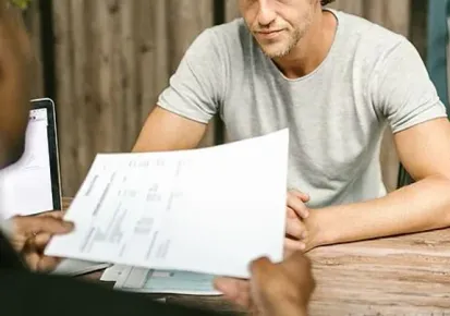 Empresário entregando documentos ao novo contador