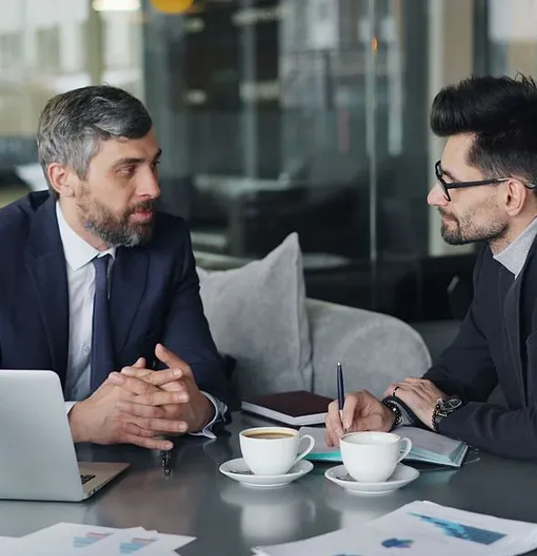 Contadores conversando sobre o plano de um cliente