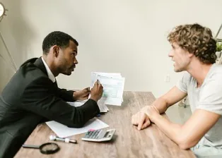 Contador explicando o relatório mensal a um cliente